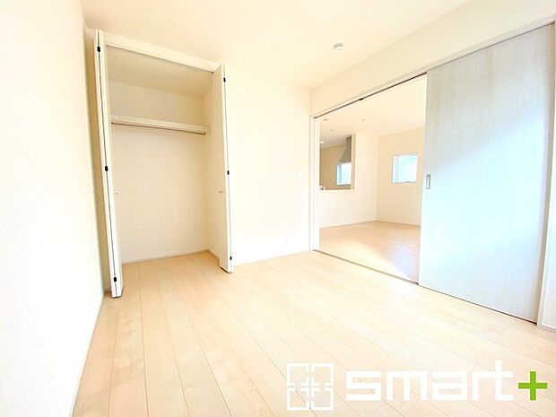 ~自然な風合いの洋室~ ・ナチュラルな色彩で纏められた洋室は家具のコーディネートもしやすくなっております。 ・どんな家具にするか考えるだけでも楽しくなってきますね。