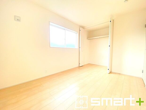 ~収納豊富な洋室~ ・各居室に備え付けの収納をご用意。タンスなどを置く場合と比べ出っ張らないので部屋の中を有効のご活用いただけます。 ・収納の広さなどぜひ現地でご確認くださいませ。