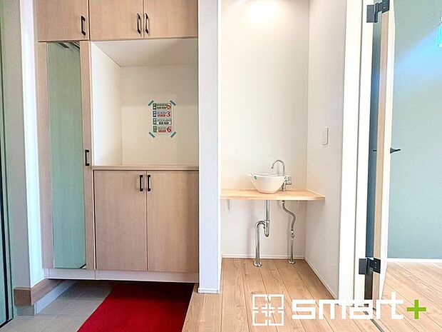 〜お出かけ前の身だしなみも〜 ・シューズボックスに姿見をご用意。 ・朝の忙しい時間もお出かけ前にパっと服装をご確認いただけます。