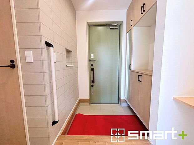 ～デザイン性に優れた玄関～ ・モダンなデザインの玄関ドアを採用する事でお住まいの「顔」の印象が大きく変わります。 ・毎日帰宅した際に嬉しくなる仕様です。 