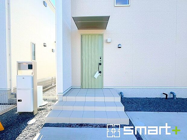 ～お住まいの顔「玄関」～ ・玄関ドアの上にはもちろん軒がございますので、雨の日でも濡れずに鍵の開閉が可能です。 ・鍵は防犯性に優れたディンプルキーを採用。 