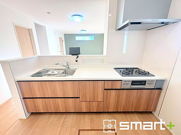 〜人気のカウンターキッチン〜 ・キッチンには余計な柱が無いので、リビングが見渡せ開放感のある造りとなっております。 ・蛇口には浄水器が内蔵されるなど機能面でも優れたキッチンです。