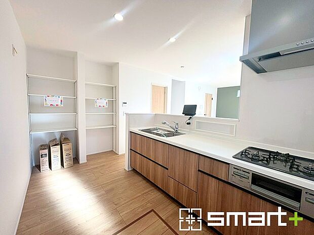 〜使い勝手の良いシステムキッチン〜 ・料理がしやすい設計のキッチンでお料理もはかどりますね。 ・もちろんキッチン下部は収納になっておりますので、フライパンなども収納可能です。