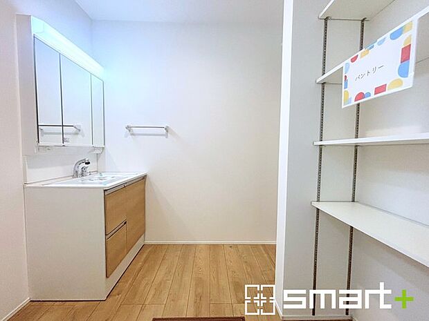 ～人気の三面鏡を採用～ ・洗面台は三面鏡仕様なので鏡の角度を変える事で頭の後ろの方までご確認可能です。 ・鏡の裏が収納になっておりますので、洗面台周りもスッキリと片付きます。 