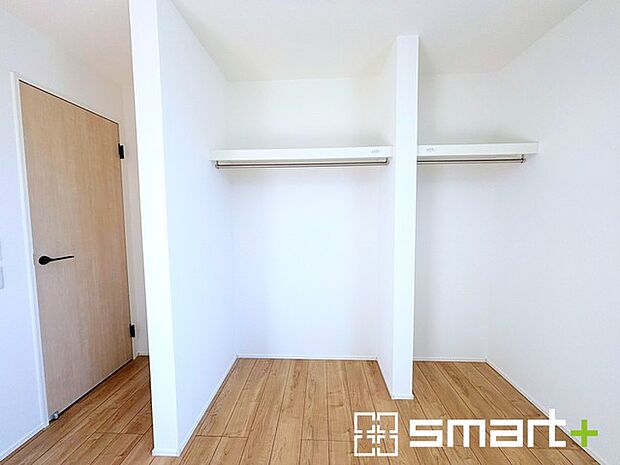 〜憧れのクローゼット〜 ・居室にクローゼットを設ける事で季節ものや趣味の用具などもスッキリと収納可能です。 ・ぜひ現地でその便利さをご体感くださいませ。