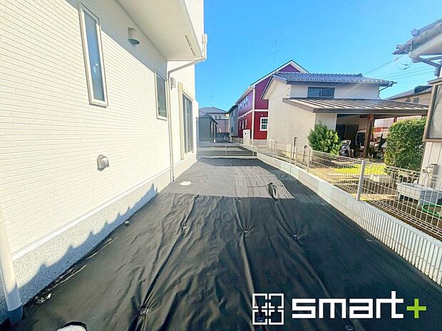 〜お庭もある余裕の敷地〜 ・広々した敷地にはお庭もご用意。お庭があるだけで余裕を感じますね。 ・防草シートや人工芝の敷設などのオプションもお気軽にご相談くださいませ。