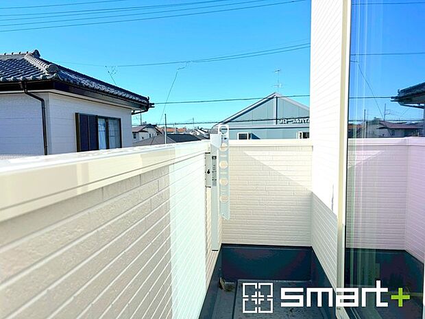 ～洗濯物も干しやすいバルコニー～ ・バルコニーには物干し竿受けが標準装備されております。 ・テラス屋根等のオプションもお気軽にご相談くださいませ。 