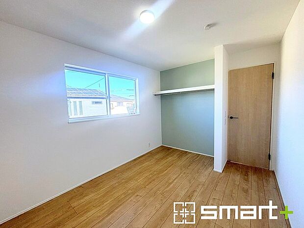 ～収納豊富な洋室～ ・各居室に備え付けの収納をご用意。タンスなどを置く場合と比べ出っ張らないので部屋の中を有効のご活用いただけます。 ・収納の広さなどぜひ現地でご確認くださいませ。 