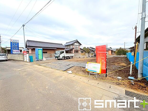 〜閑静な住宅街の立地〜 ・周辺は閑静な住宅街となっておりますので、静かな暮らしをご実現いただけます。 ・前面道路の交通量も多くないので、小さなお子様がいるご家庭でもご安心ですね。