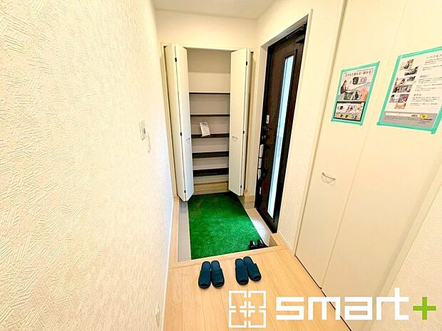 ~穏やかな陽が入る玄関~ ・玄関ドアにガラス部分を設ける事で穏やかな陽の入る玄関になります。 ・備え付けのシューズボックスはたっぷりしまえて玄関がスッキリ片付きますね。