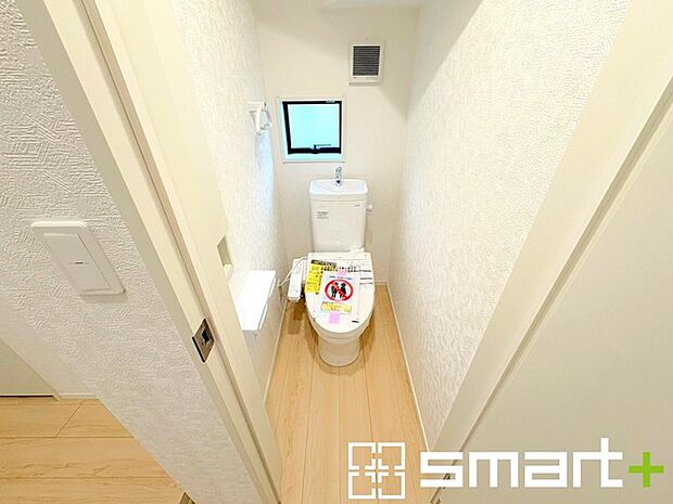 ~窓付きの明るいトイレ~ ・外からの日差しを取り込むので、昼間は窓からの光で十分ですね。 ・使用後や掃除の際に窓を開ければ、外からの新鮮な空気を取り込み素早く換気ができます。