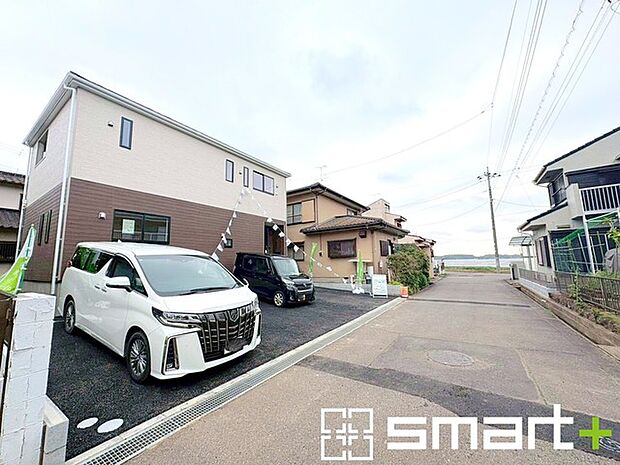 ~閑静な住宅街の立地~ ・周辺は閑静な住宅街となっておりますので、静かな暮らしをご実現いただけます。 ・前面道路の交通量も多くないので、小さなお子様がいるご家庭でもご安心ですね。