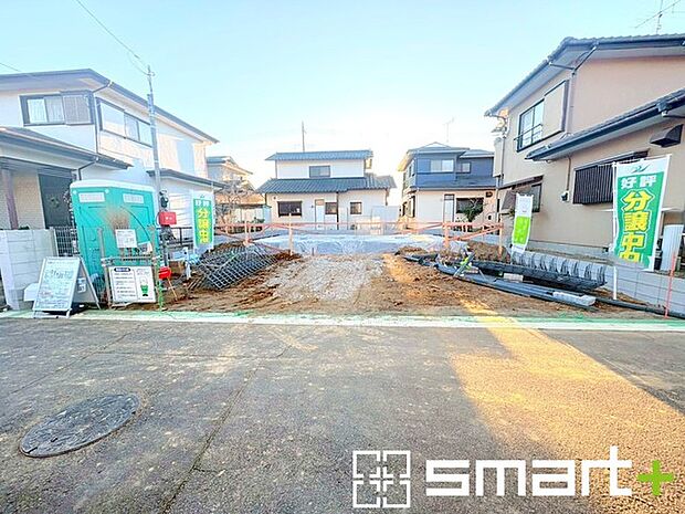 ~閑静な住宅街の立地~ ・周辺は閑静な住宅街となっておりますので、静かな暮らしをご実現いただけます。 ・前面道路の交通量も多くないので、小さなお子様がいるご家庭でもご安心ですね。