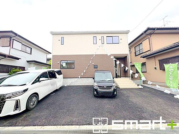~ゆとりあるカースペース~ ・セカンドカーや来客時にも困らないカースペース2台分は並列駐車可能でお車の出し入れもラクラク。 ・カーポートなどのオプションもお気軽にご相談くださいませ。