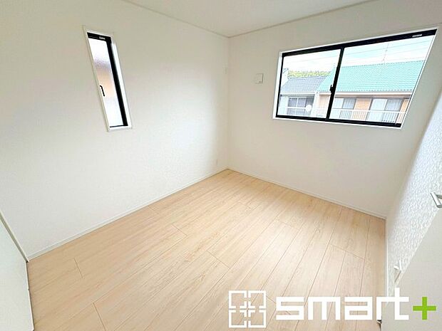 ~2面採光の明るいお部屋~ ・洋室は2面採光とする事で穏やかな陽の入る明るい空間となっております。 ・くつろぎのプライベート時間を明るい空間で穏やかにお過ごしいただけます。