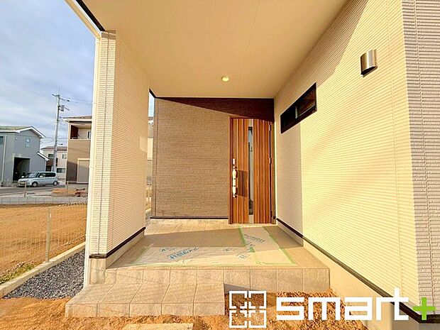 ～お住まいの顔「玄関」～ ・玄関ドアの上にはもちろん軒がございますので、雨の日でも濡れずに鍵の開閉が可能です。 ・鍵は防犯性に優れたディンプルキーを採用。 