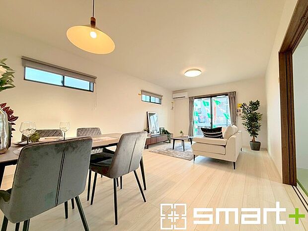 ~穏やかな陽の入るLDK~ ・大きな窓のあるLDKは陽当りも良好で明るい空間となっております。 ・ご家族団らんなど過ごす時間の多いLDKが明るいのは嬉しいポイントですね。