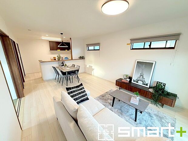 ～日当り良好のＬＤＫ～ ・たくさんの窓からたっぷりの陽光が差し込む明るいリビングで寛ぎのひと時を。 ・出来立てのお料理を運ぶのにも、食器の後片付けもラクラクなカウンターキッチン。