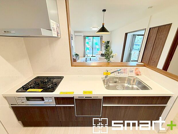 ～人気のカウンターキッチン～ ・キッチンには余計な柱が無いので、リビングが見渡せ開放感のある造りとなっております。 ・蛇口には浄水器が内蔵されるなど機能面でも優れたキッチンです。 