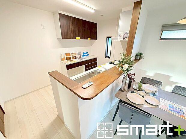 ~使い勝手の良いシステムキッチン~ ・料理がしやすい設計のキッチンでお料理もはかどりますね。 ・もちろんキッチン下部は収納になっておりますので、フライパンなども収納可能です。