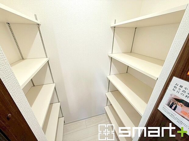 ～あると嬉しいパントリー～ ・キッチン横にはパントリー付。便利な可動棚付きで食材や台所用品のストックもたくさん出来ます。 ・散らかりがちなキッチン周りがスッキリ片付いて毎日の家事も快適。 