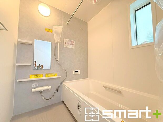 ~浴室乾燥機付きの浴室~ ・浴室には乾燥機が付いているので雨の日でも洗濯物を干すことが可能です。 ・水はけの良い床材など機能面も充実。マイクロバルなどオプションもご相談くださいませ。