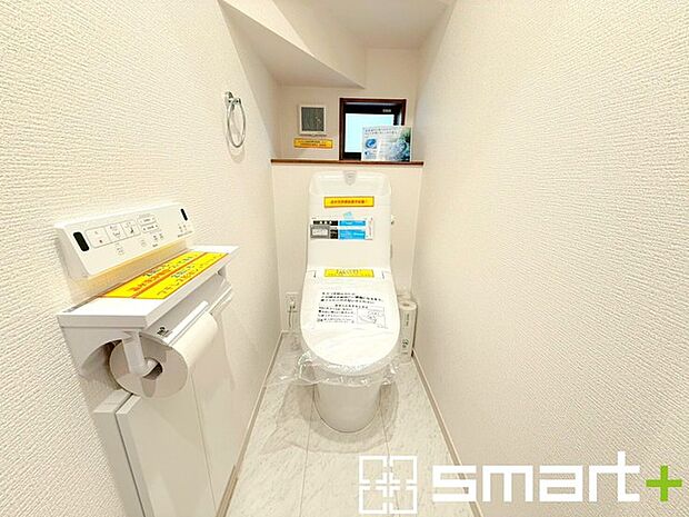 ~小窓付きの明るいトイレ~ ・使用後や掃除の際には新鮮な空気を取り込み換気ができます。 ・背面のスペースにちょっとした棚を設置すれば、トイレットペーパーのストックなども置けますね。