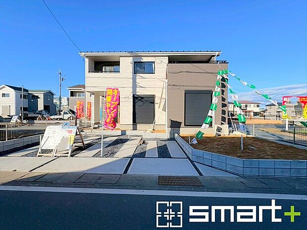 〜ベタ基礎でしっかりとした土台〜 ・コンクリートの中に鉄筋を配し強度を高めた「ベタ基礎」を採用。 ・しっかりとした土台を造ったうえで、その上に建物が築造されていきます。