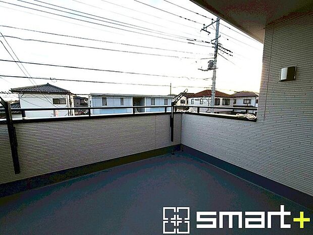 ～奥行きのあるバルコニーを採用～ ・お客様から意外にご要望が多い「バルコニーの奥行き」。 ・奥行きのあるバルコニーを採用しておりますので、洗濯物も干しやすい造りです。 