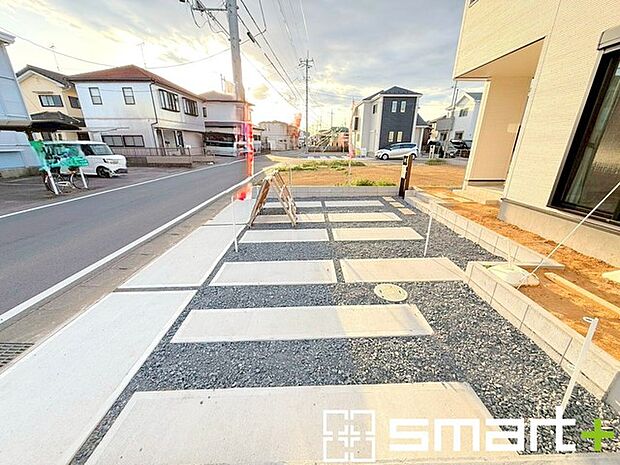 ~ゆとりあるカースペース~ ・セカンドカーや来客時にも困らないカースペース3台分。物置や駐輪スペースなどにも利用できますね。 ・カーポートなどのオプションもお気軽にご相談くださいませ。