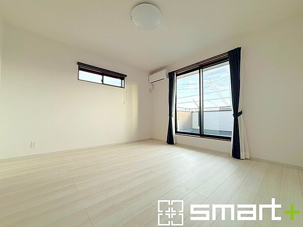 ~バルコニーに面した洋室~ ・バルコニー側の大きな窓から穏やかな陽が差し込む明るい洋室はゆとりある広さの8帖。 ・ご夫婦やご兄弟でもゆったりとお過ごしいただけます。