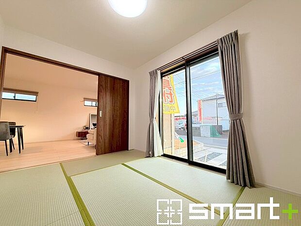 ～リビング横の和室～ ・お子様のプレイルームやお昼寝、趣味のお部屋など、用途様々な1階和室。 ・寝室はもちろん、玄関からも直接出入り可能なのでゲストルームにも利用できますね。 