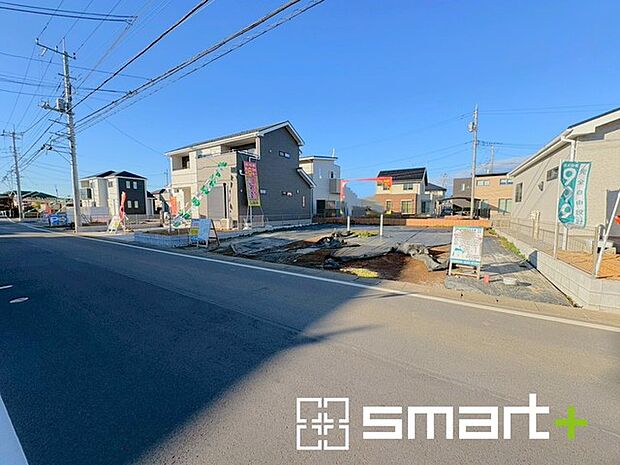 〜閑静な住宅街の立地〜 ・周辺は閑静な住宅街となっておりますので、静かな暮らしをご実現いただけます。 ・前面道路の交通量も多くないので、小さなお子様がいるご家庭でもご安心ですね。