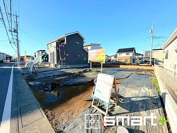 ~ベタ基礎でしっかりとした土台~ ・コンクリートの中に鉄筋を配し強度を高めた「ベタ基礎」を採用。 ・しっかりとした土台を造ったうえで、その上に建物が築造されていきます。