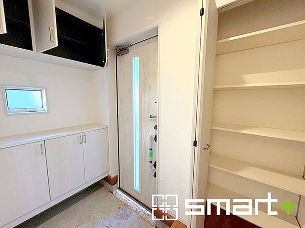 〜穏やかな陽が入る玄関〜 ・窓に加えて玄関ドアのガラス部分からも穏やかな陽が入り、明るい玄関になります。 ・備え付けのシューズボックスはたっぷりしまえて玄関がスッキリ片付きますね。