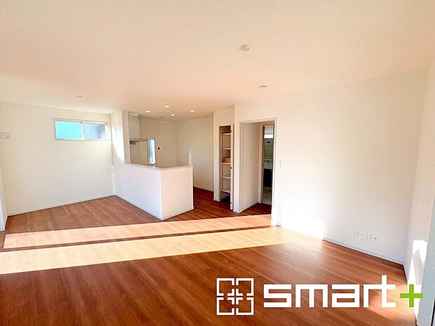 ～穏やかな陽の入るＬＤＫ～ ・穏やかな陽だまりに包まれる居心地の良いＬＤＫは、ご家族が自然と集まる憩いのスペースに。 ・出来立てのお料理を運ぶのにも後片付けもラクラクのカウンターキッチン。