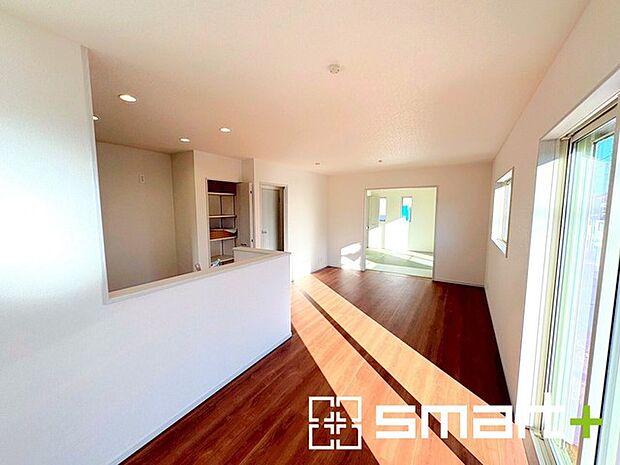 ～日当り良好のＬＤＫ～ ・たくさんの窓からたっぷりの陽光が差し込む明るいリビングで寛ぎのひと時を。 ・柔らかみのあるナチュラルカラーで、家具やカーテンの色も選びやすいです。