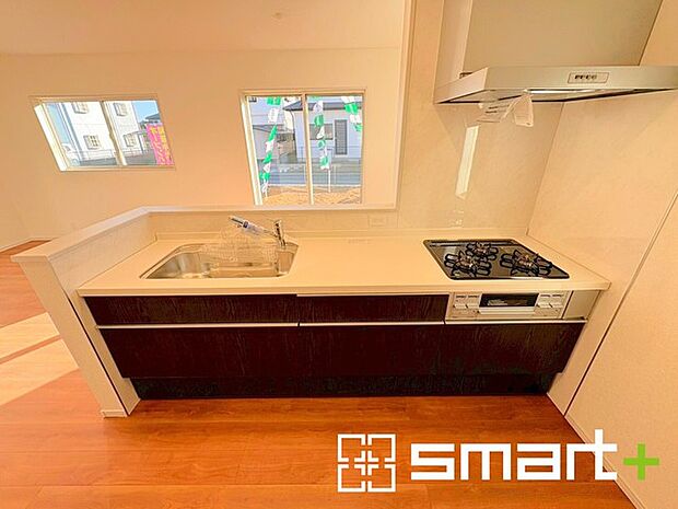 〜人気のカウンターキッチン〜 ・キッチンには余計な柱が無いので、リビングが見渡せ開放感のある造りとなっております。 ・蛇口には浄水器が内蔵されるなど機能面でも優れたキッチンです。