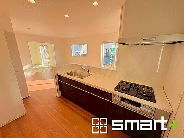 〜使い勝手の良いシステムキッチン〜 ・料理がしやすい設計のキッチンでお料理もはかどりますね。 ・もちろんキッチン下部は収納になっておりますので、フライパンなども収納可能です。