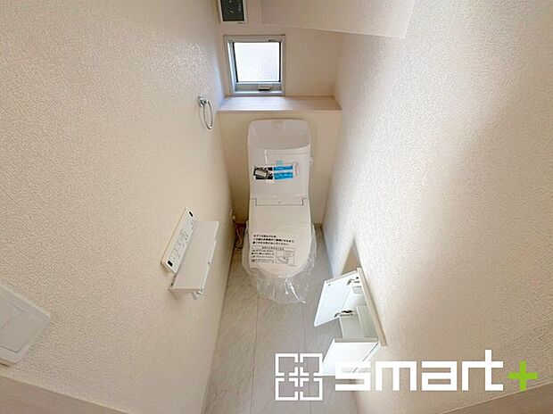 〜窓付きの明るいトイレ〜 ・清潔感あるシャワートイレ。窓があるので換気もしやすく快適ですね。 ・背面にある棚はトイレットペーパーなどの置き場や飾り棚としても利用できますね。