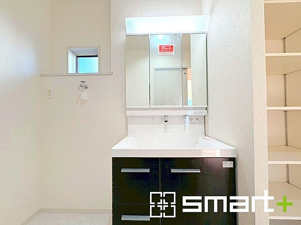 ～人気の三面鏡を採用～ ・洗面台は三面鏡仕様なので鏡の角度を変える事で頭の後ろの方までご確認可能です。 ・鏡の裏が収納になっておりますので、洗面台周りもスッキリと片付きます。 