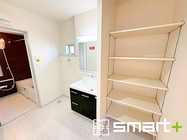 〜収納も充実の洗面所〜 ・洗面所にはリネンスペースを設ける事でタオルや洗剤などの置場にも困りません。 ・意外とリネンスペースがある物件は少ないので、ぜひ現地でその魅力をご確認ください。