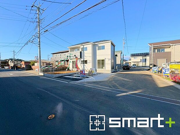 〜開放感ある角地のお住まい〜 ・2方向が空く事で開放感のある角地に位置しております。 ・窮屈な感じが無く、ゆったりと暮らせるこの魅力をぜひ現地でご体感くださいませ。