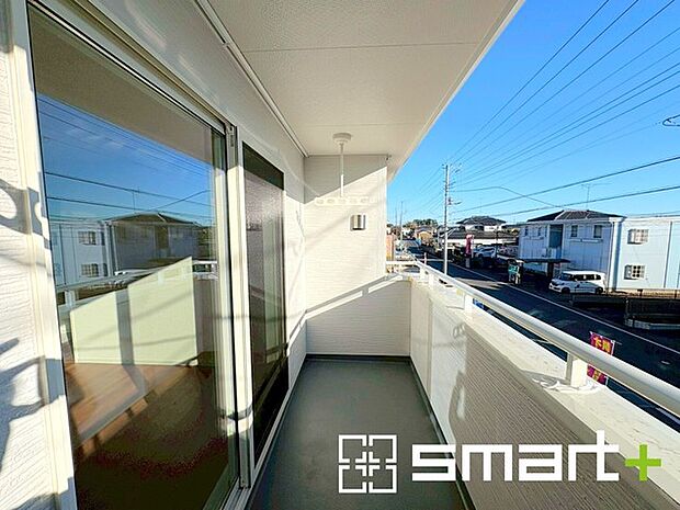 〜洗濯物も干しやすいバルコニー〜 ・バルコニーには物干し竿受けが標準装備されております。 ・テラス屋根等のオプションもお気軽にご相談くださいませ。