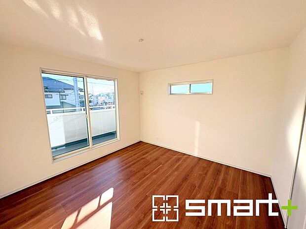 ~バルコニーに面した洋室~ ・バルコニー側の大きな窓から穏やかな陽が差し込む明るい洋室はゆとりある広さの8帖。 ・ご夫婦やご兄弟でもゆったりとお過ごしいただけます。