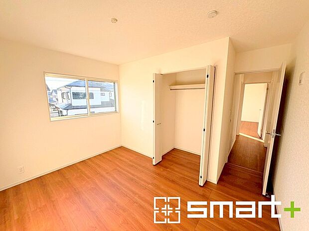 ~2面採光の明るいお部屋~ ・洋室は2面採光とする事で穏やかな陽の入る明るい空間となっております。 ・くつろぎのプライベート時間を明るい空間で穏やかにお過ごしいただけます。