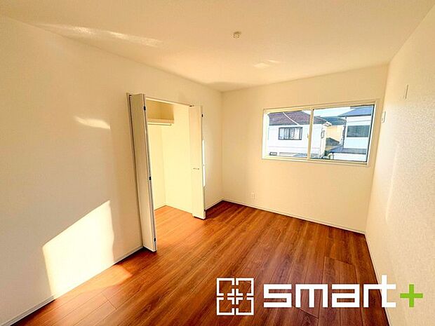 ～収納豊富な洋室～ ・各居室に備え付けの収納をご用意。タンスなどを置く場合と比べ出っ張らないので部屋の中を有効のご活用いただけます。 ・収納の広さなどぜひ現地でご確認くださいませ。 