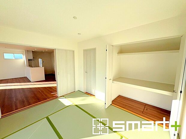 ~収納スペース付きの1階和室~ ・リビングの続き間として利用すれば21帖超の広々空間になります。 ・2面採光で日当たり良好。明るい空間が広がります。