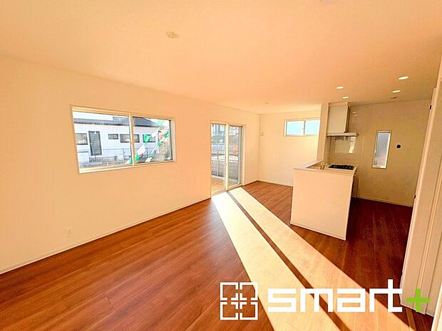 ~穏やかな陽の入るLDK~ ・大きな窓のあるLDKは陽当りも良好で明るい空間となっております。 ・ご家族団らんなど過ごす時間の多いLDKが明るいのは嬉しいポイントですね。