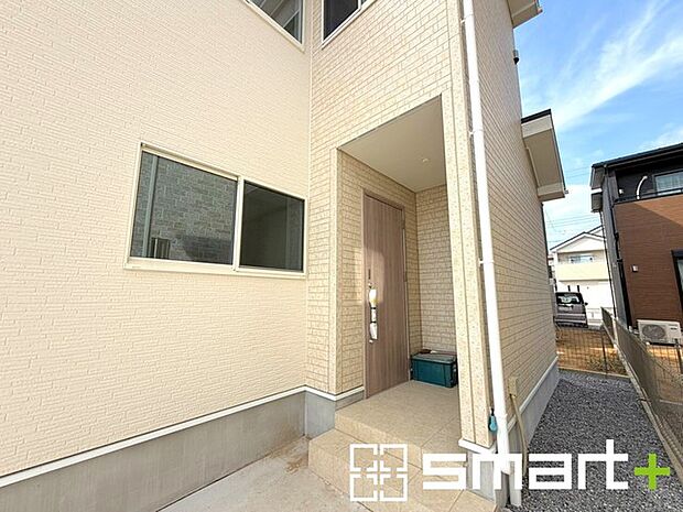～お住まいの顔「玄関」～ ・玄関ドアの上にはもちろん軒がございますので、雨の日でも濡れずに鍵の開閉が可能です。 ・鍵は防犯性に優れたディンプルキーを採用。 